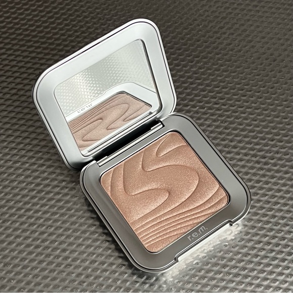 R.E.M. Beauty Makeup Rem Beauty Interstellar Highlighter Topper